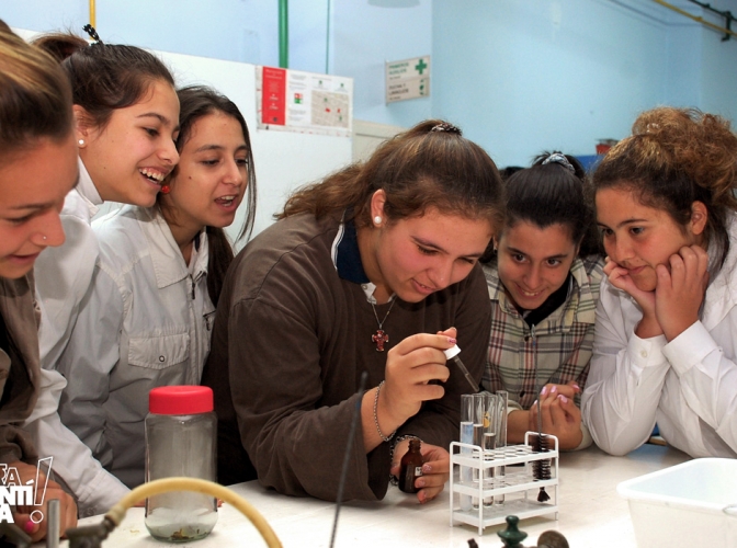 Reacciones químicas en el laboratorio de la FIQ